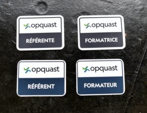 Photo des badges référente, formatrice, référent, formateur